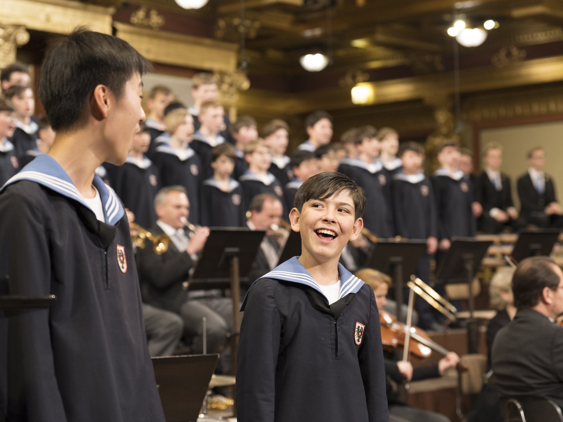 Zwei Sängerknaben beim Festkonzert "525 Jahre" im Goldenen Saal des Wiener Musikvereins. Sie singen das Solo von "Joyful, Joyful".