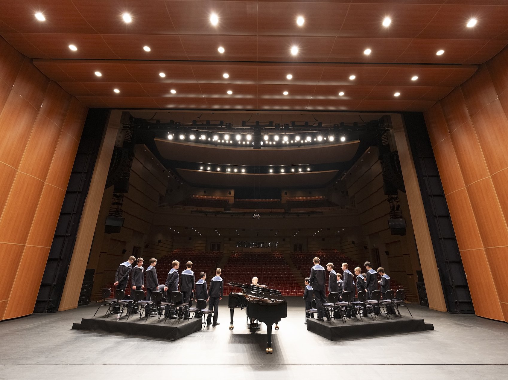 Ein Chor der Wiener Sängerknaben bei der Einsingprobe vor einem Konzert auf Tournee.