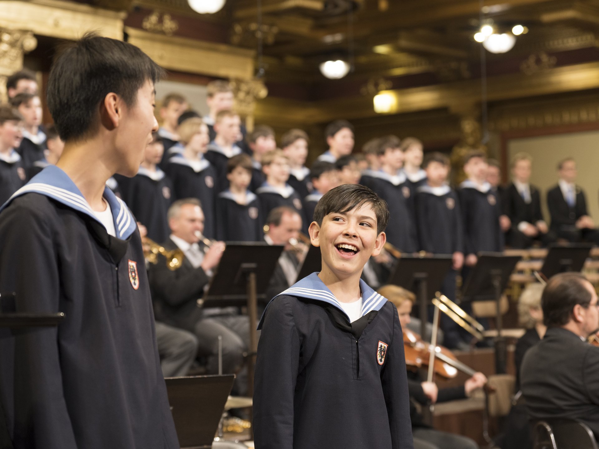 Zwei Sängerknaben beim Festkonzert "525 Jahre" im Goldenen Saal des Wiener Musikvereins. Sie singen das Solo von "Joyful, Joyful".