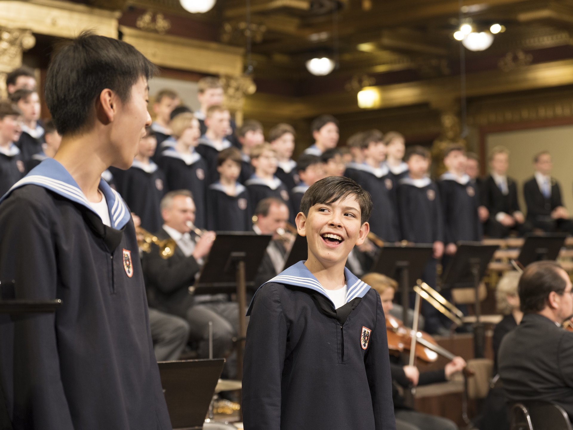 Zwei Sängerknaben beim Festkonzert "525 Jahre" im Goldenen Saal des Wiener Musikvereins. Sie singen das Solo von "Joyful, Joyful".