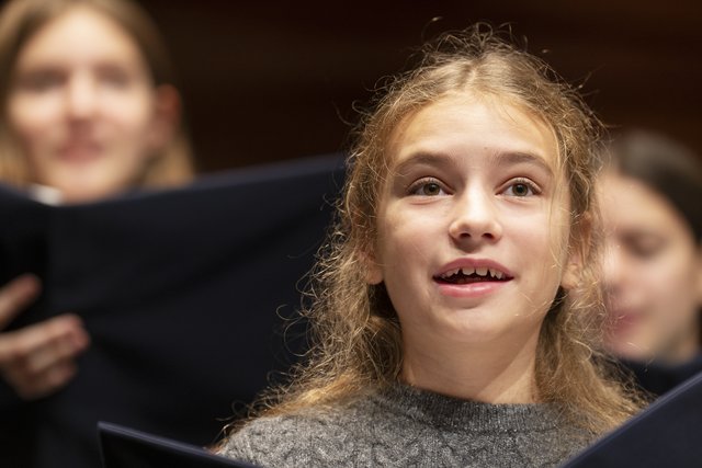 Mädchen singt im Chor.