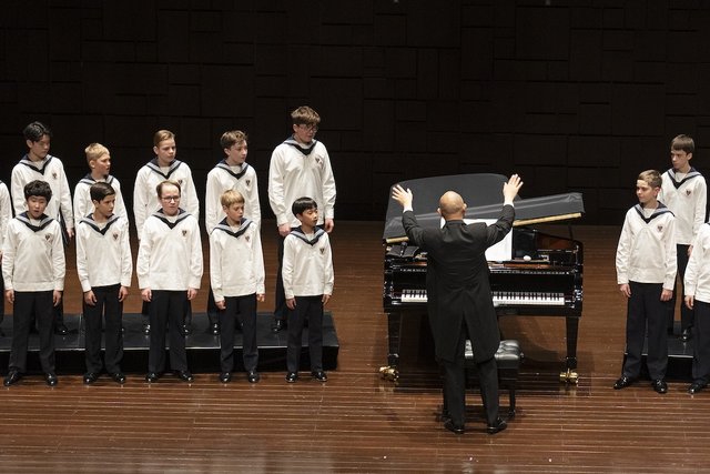 Chor und Dirigent geben ein Konzert.