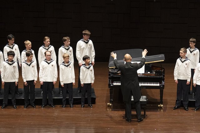 Chor und Dirigent geben ein Konzert.