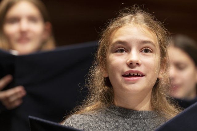 Mädchen singt im Chor.