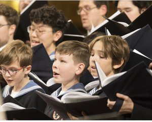 Konzertfotografie von Lukas Beck vom 525 Jahre Festkonzert der Wiener Sängerknaben. Die Aufnahme zeigt eine Gruppe junger Chorknaben in ihren traditionellen blauen Matrosenanzügen beim Singen. Im Hintergrund sind leicht verschwommen die erwachsenen Sänger des Chorus Viennensis zu sehen, die das Ensemble im Tenor und Bass unterstützen. Das Jubiläumskonzert fand unter der Leitung von Dirigent Gerald Wirth im Goldenen Saal des Wiener Musikvereins statt.

Schlagworte: Wiener Sängerknaben, Chorus Viennensis, Gerald Wirth, Lukas Beck, Festkonzert, 525 Jahre, Jubiläum, Musikverein, Goldener Saal, Knabenchor, Chormusik, Wien, Konzertfotografie