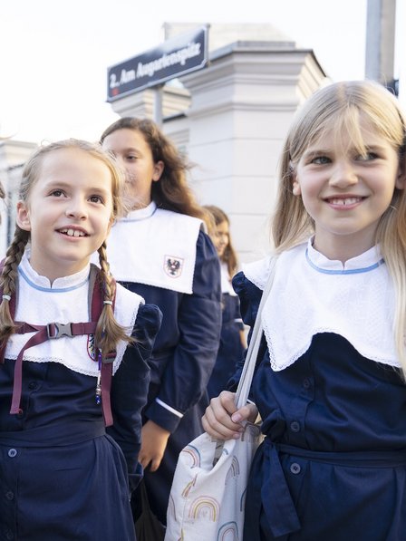 Eine Gruppe von lächelnden Mädchen in Uniform.